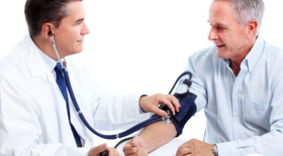 pressure03_GumaPharma Doctor measuring blood pressure.